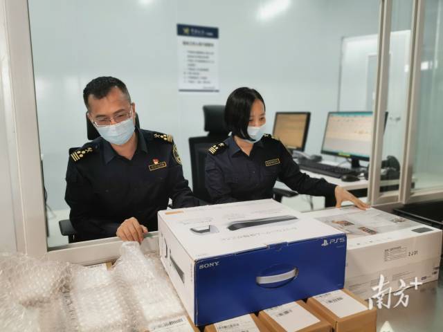 佛山海关驻南海办事处关员对跨境电商进口货物实施查验。海关供图