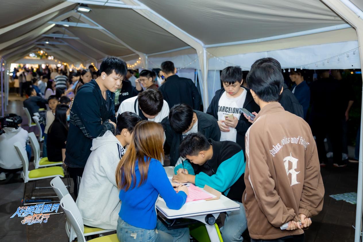 “肇就业·夜招聘”专场招聘打造肇庆劳动者就业港湾。