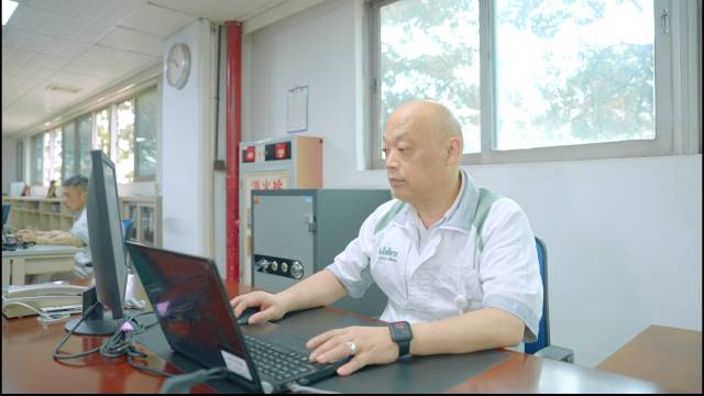 尼得科仪器（广东）有限公司总经理赤羽诚在莞工作。受访者供图