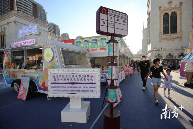 “澳门·横琴艺墟”在横琴开幕，文创及餐饮摊位吸引游客们参观。