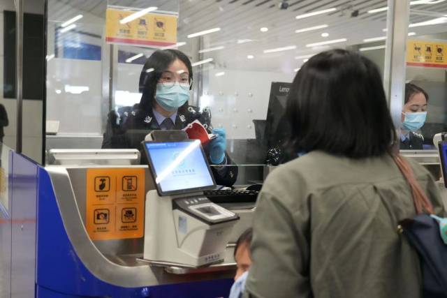 民警核查证件。