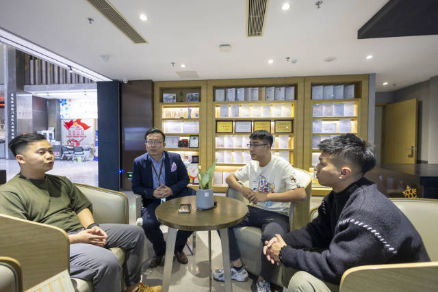 黄成彬（左一）、陈玉麟（左二）与同来横琴发展的澳门青年朋友在莲花社区党群中心相聚。