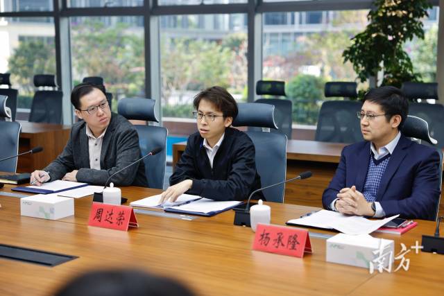香港公务员周达荣（中）派驻到深圳福田区政府开展三个月的交流协作。