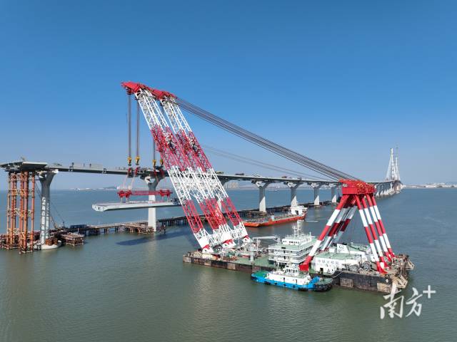“大桥海鸥号”架设进行中。