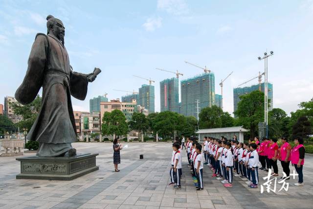 在西区街道塘尾村，小学生在朱子文化广场朗诵儒家经典。