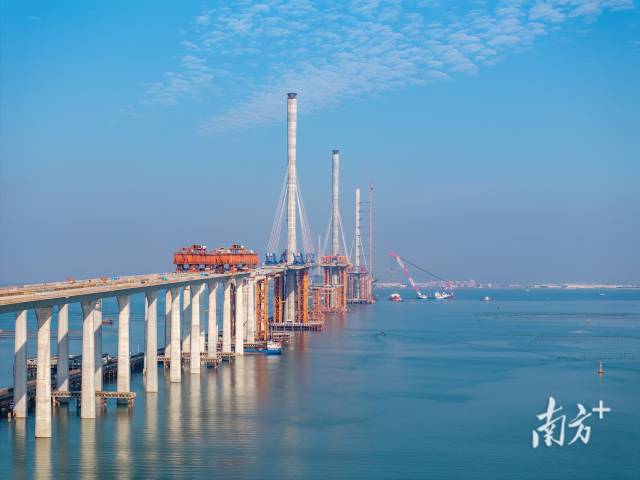 黄茅海跨海通道西引桥节段梁架设现场。