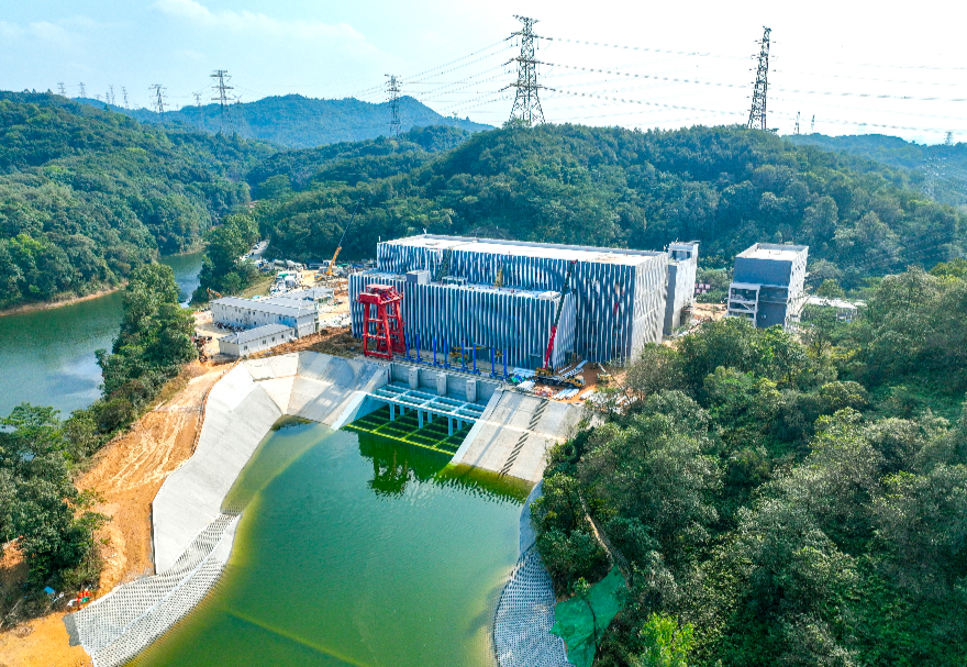 工程横跨粤港澳大湾区核心城市群，共穿越4处高铁、8处地铁、12处高速公路、16处江河湖海，采用地下深埋盾构的方式建设，减少占用近2万亩的土地。图为工程罗田泵站航拍图。
