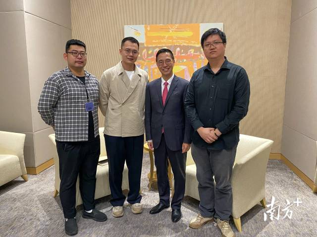 杨润雄与GDToday、南方+记者合影。