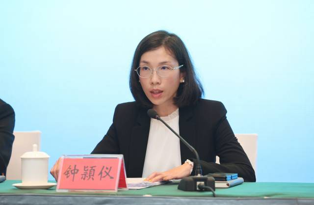 合作区法律事务局局长钟頴仪在发布会上解读政策利好。