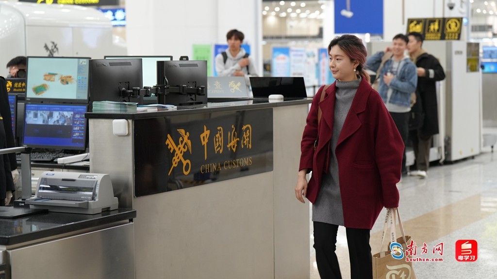 首位携带动植物产品的澳门居民通过海关查验。
