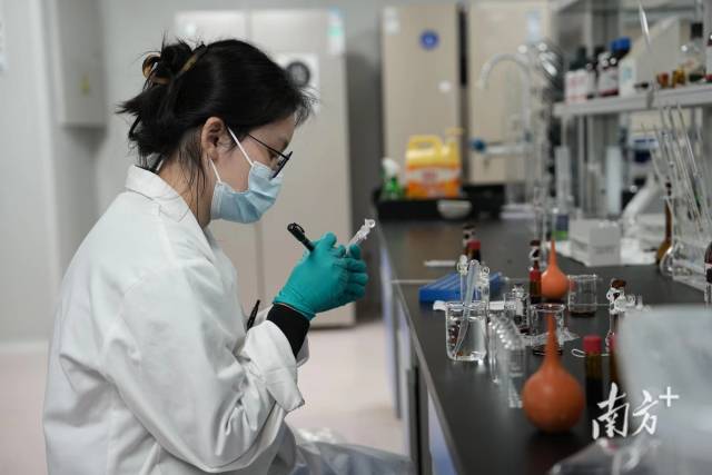盈科瑞（横琴）药物研究院有限公司实验人员正在工作。