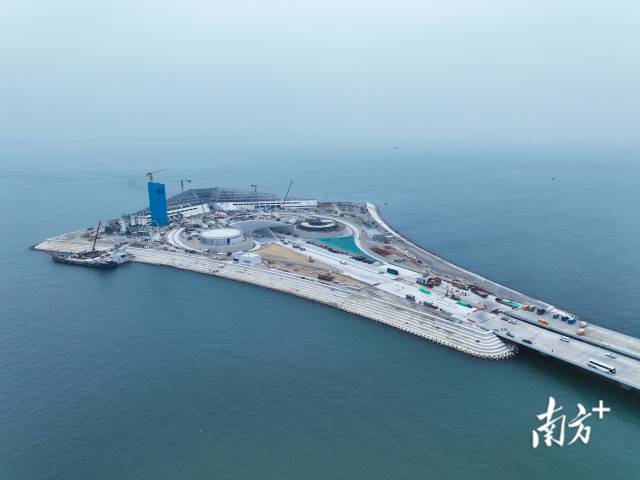 深中通道西人工岛施工现场。