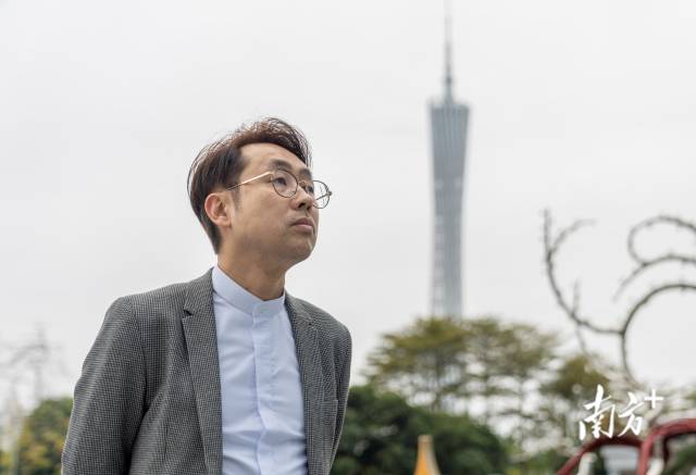 唐一瀚在珠江新城天汇广场旁散步。