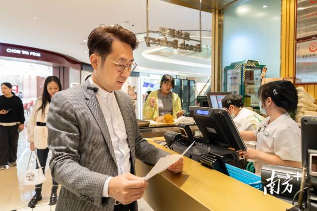 唐一瀚正在查阅餐厅相关文件。