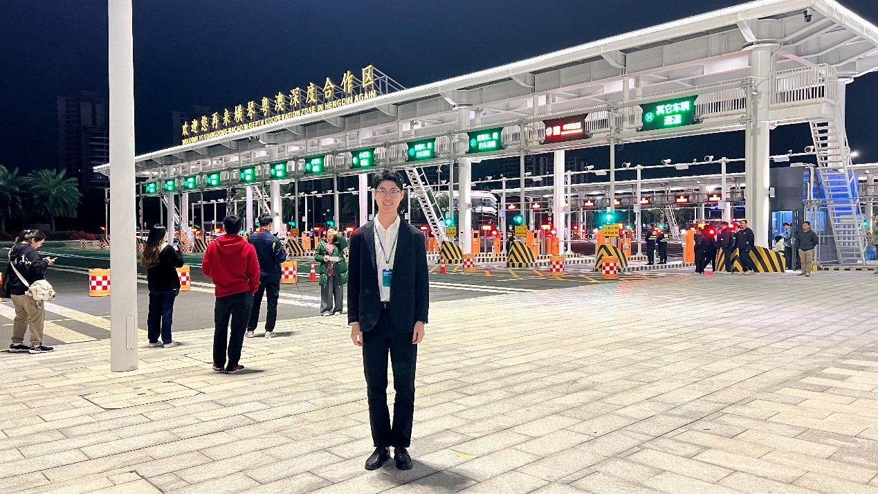 3月1日凌晨，澳门青年萧文杰在横琴粤澳深度合作区封关运行现场拍照留念。受访者供图