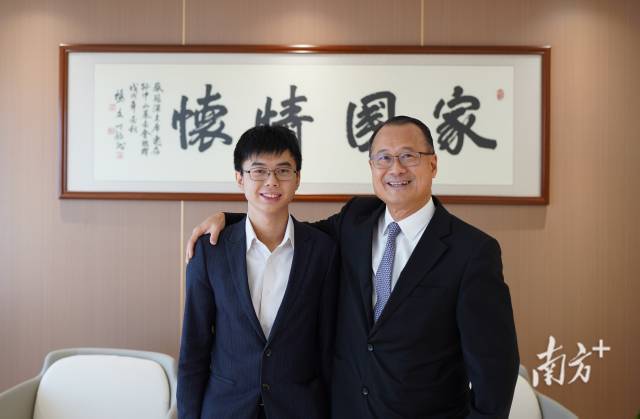 蔡展思（左）与父亲蔡冠深。