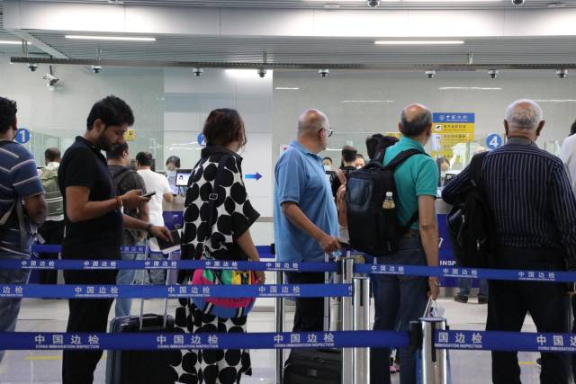 广交会客商正在琶洲港澳客运口岸排队等候入境边防检查。李艳 摄