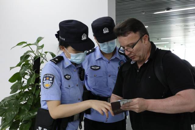 洲头嘴出入境边防检查站民警正在接受广交会客商咨询。李艳 摄