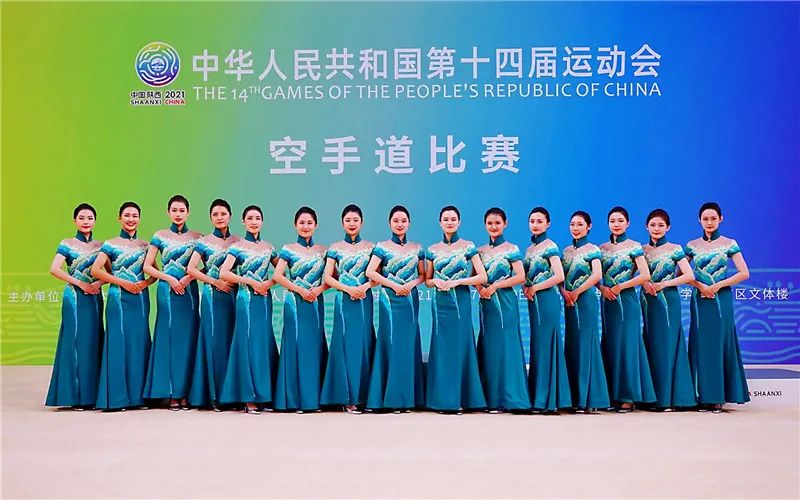 华人礼服为第十四届全运会和残特奥会颁奖礼仪定制的服装“青山绿水”。受访者供图。