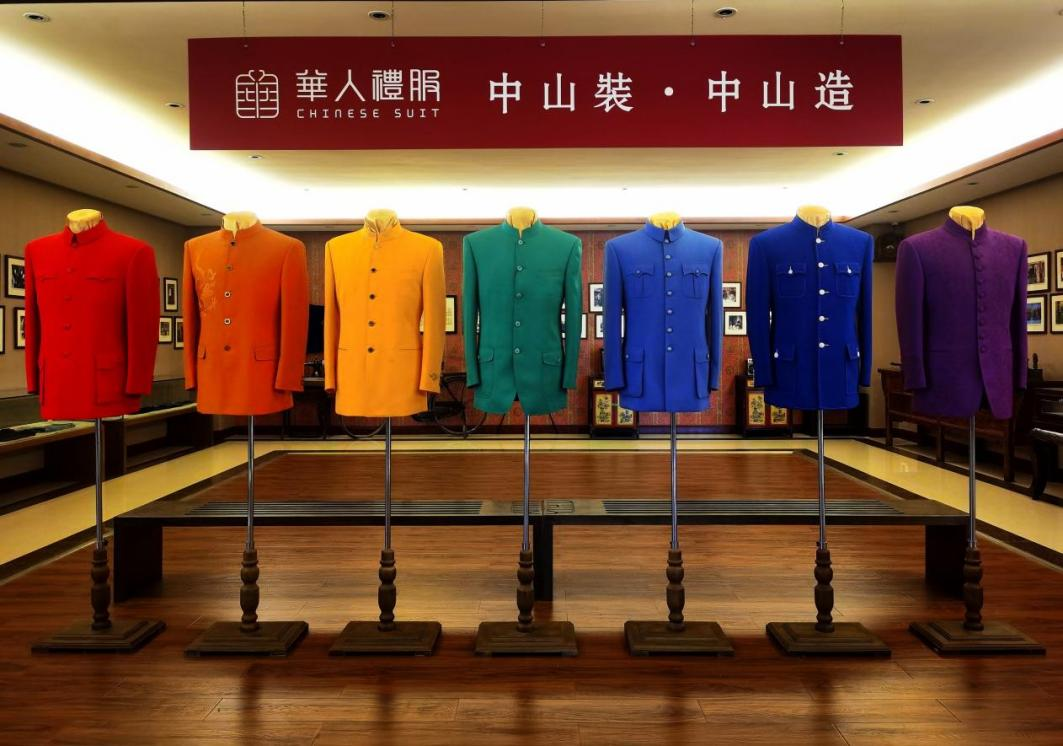 华人礼服的创新中山装。受访者供图。