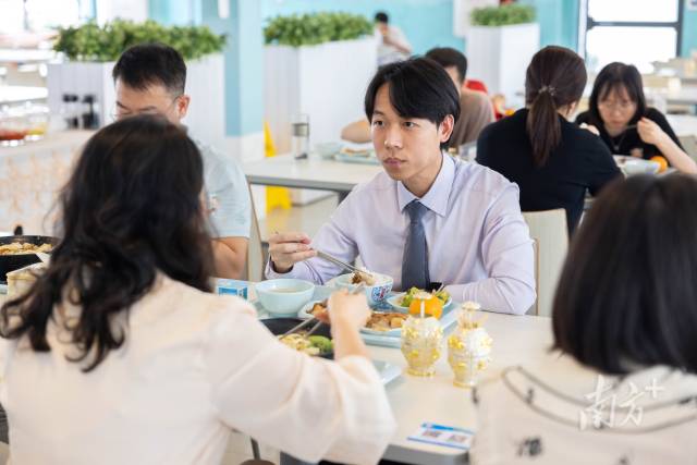 梁伟衡与同事共进午餐。