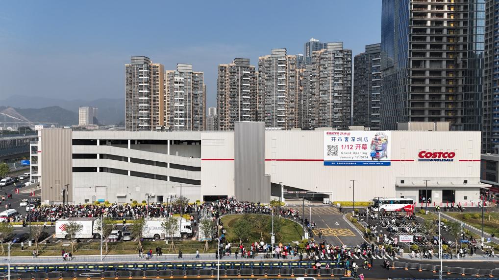 1月12日，开市客深圳店外排起长龙（无人机照片）。新华社记者 梁旭 摄