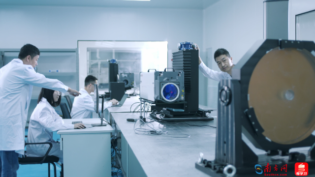 图为季华实验室总装中心科研人员工作场景。（受访者供图）