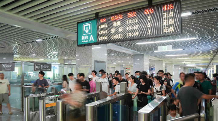 7.8万人次进站饮“头啖汤”！广惠、广肇城际开通首日客流占广东城际超八成