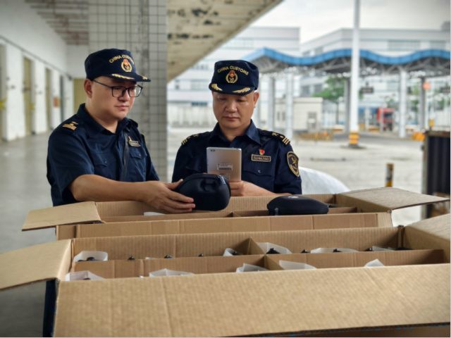 沙田海关关员对经“东莞-香港国际空港中心”出口货物车辆进行监管。邓丽红 摄