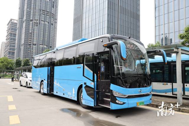 深中跨市公交车到达深圳前海湾地铁站站点。 南方+ 叶志文 拍摄