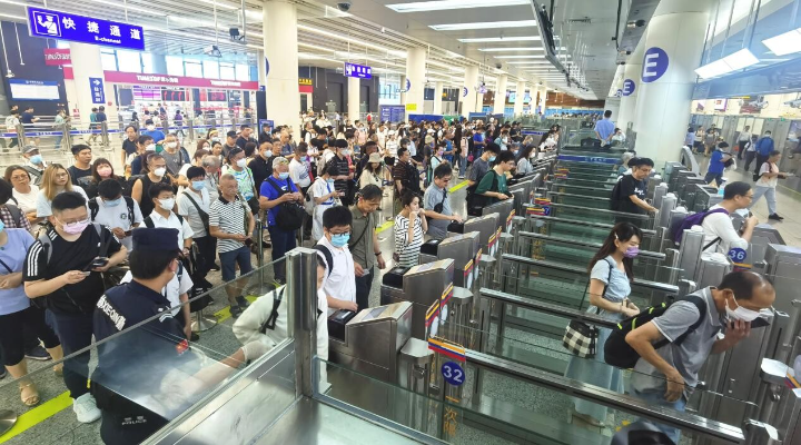 再创新高！深港陆路口岸单日出入境旅客82.98万人次