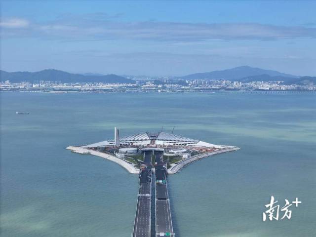 深中通道西人工岛向东，是世界最长的双向八车道海底沉管隧道。