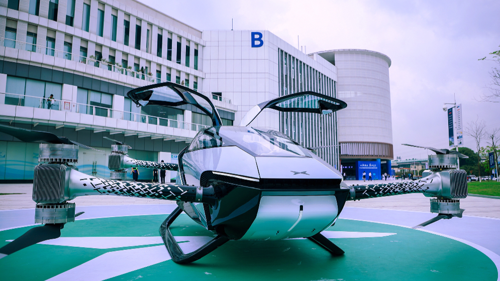 今年4月，全国首个低空经济应用示范岛—广州大学城低空经济应用示范岛发布活动举行。这是小鹏汇天飞行汽车旅航者X2在活动中展示。摄影：吴伟洪