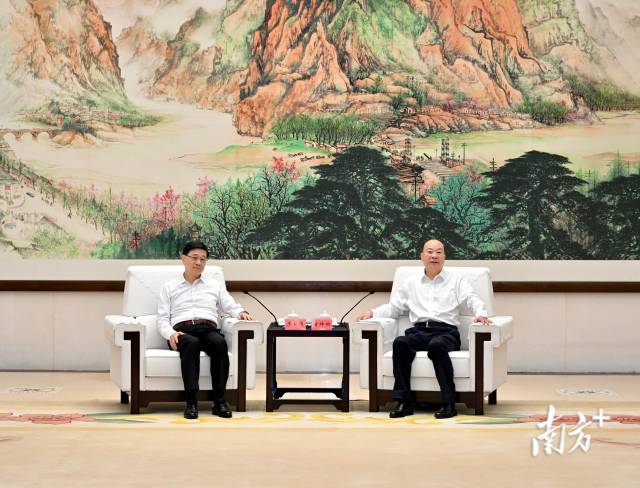 7月12日下午，省委书记黄坤明在广州与香港特别行政区行政长官李家超会见交流。南方+记者 王辉 摄