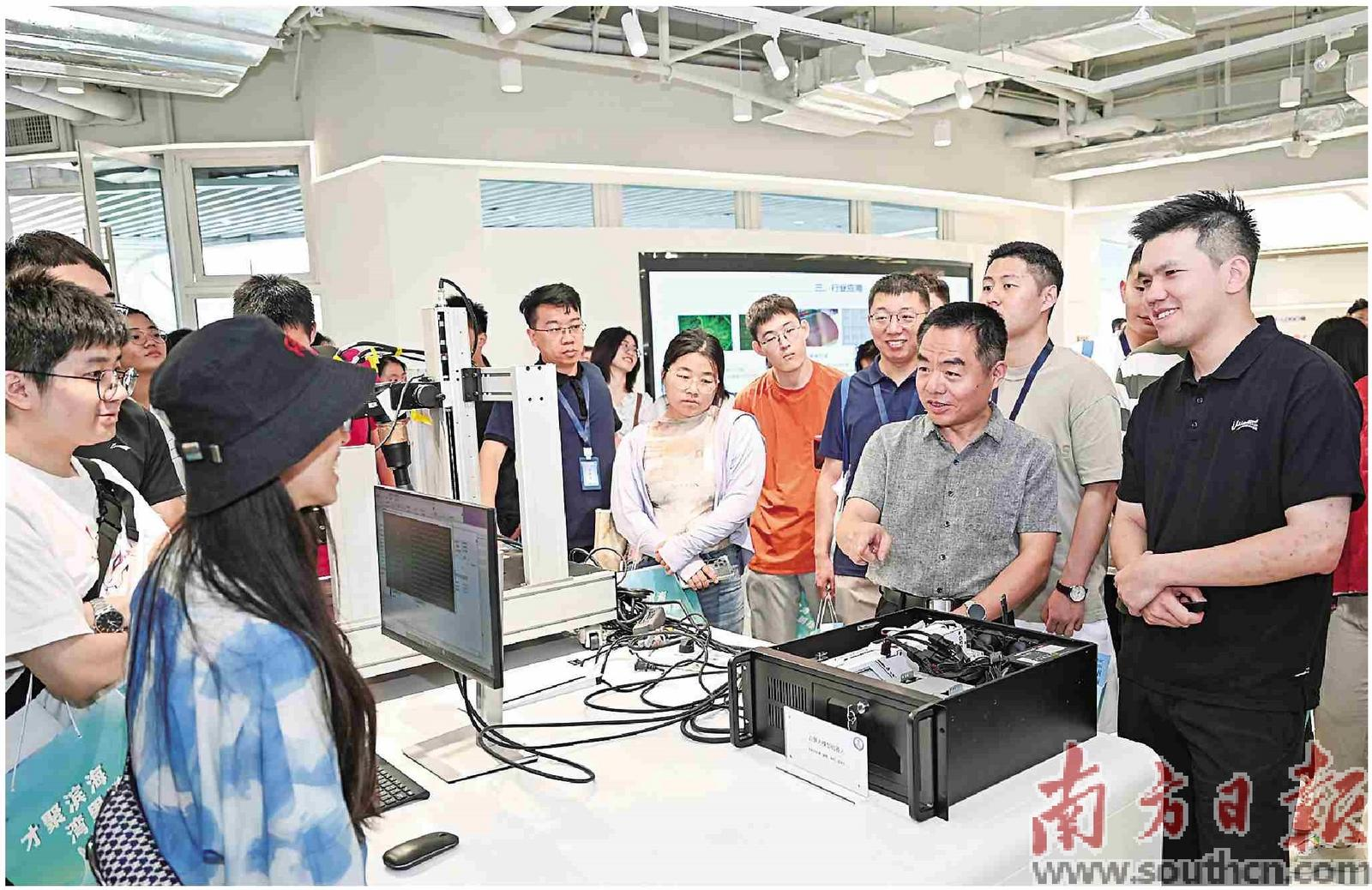 来自清华大学、北京大学等高校的粤港澳籍硕博学子走进东莞，实地感受就业创业环境。南方日报记者 龚名扬 摄