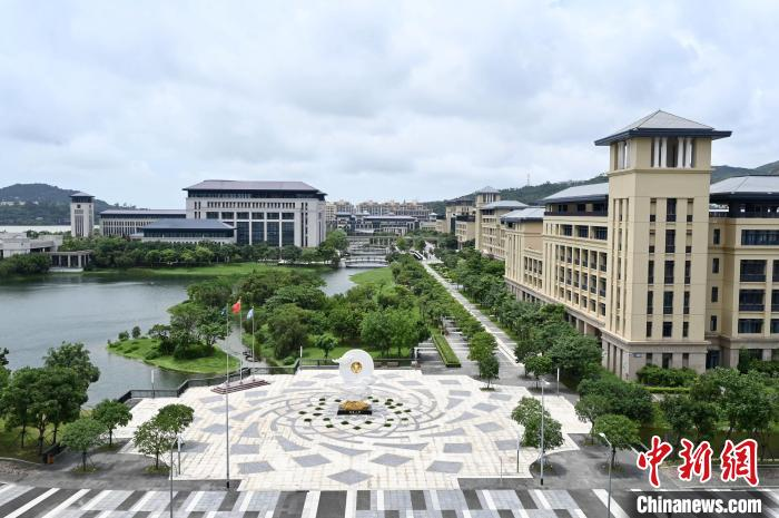 今年是澳门大学迁入横琴校园办学10周年，图为6月13日拍摄的澳大横琴校园?！≈行律缂钦?李志华 摄