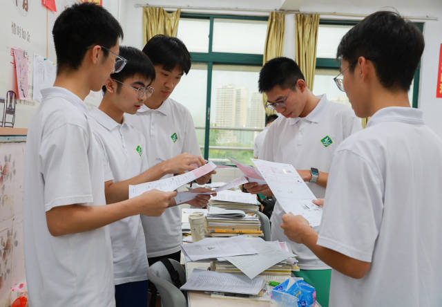 肇庆中学学生讨论。罗馨如 摄