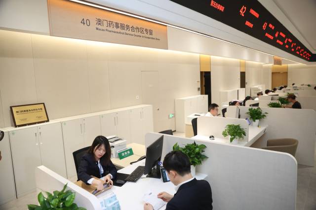 工作人员正为企业负责人办理业务。