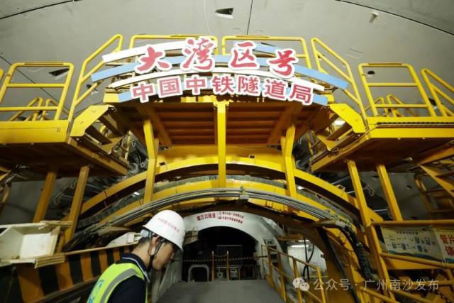 中铁隧道局承建的2标段盾构法隧道长2930米。