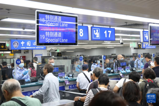旅客在罗湖边检站排队通关。图源：新华社