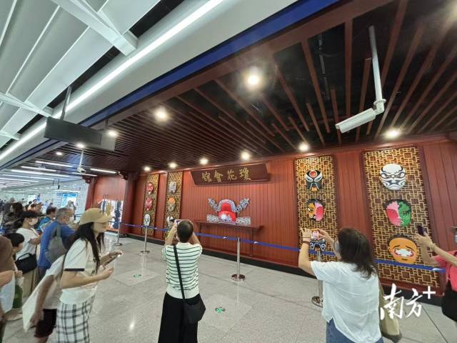 市民在中山公园站内的文化打卡点拍照。 龙西男 摄