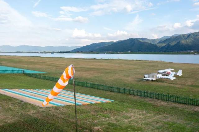 以鼎湖区砚洲岛等为代表的水陆空运动旅游基地，给肇庆市民游客带来新鲜的旅游体验。廖文奕 摄