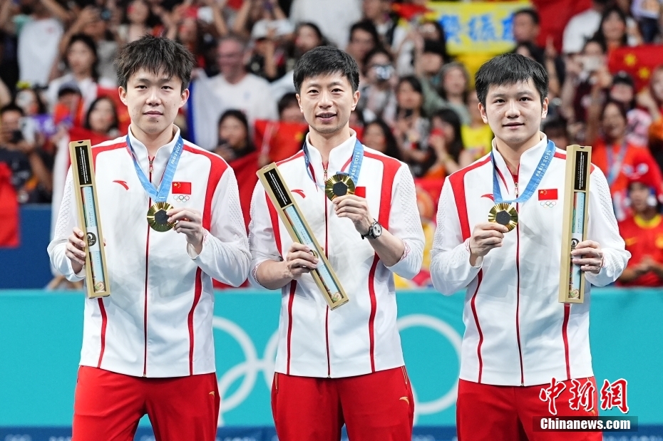 在巴黎奥运会乒乓球男团金牌赛中，中国队以3比0战胜瑞典队，获得冠军。中新社记者 赵文宇 摄