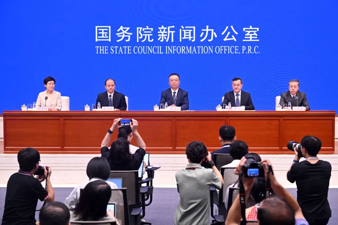 国新办举行新闻发布会，介绍《中共中央办公厅 国务院办公厅关于完善市场准入制度的意见》有关情况。