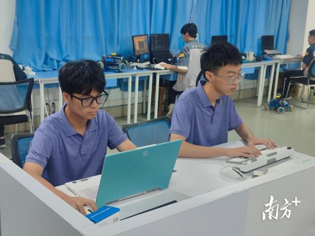 世赛自主移动机器人项目澳门代表队选手杜加威（右）与黎健恒（左），在广州市机电技师学院开展训练。