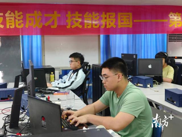 广州市工贸技师学院世赛网络系统管理项目中国集训基地，内地和澳门选手共同训练。