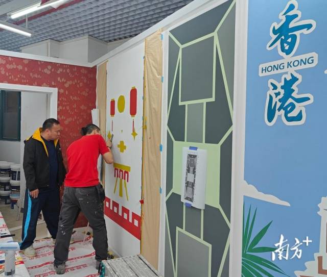 香港建造学院导师俞伟国带领参加世赛油漆与装饰项目的选手吴云帆到广东省城市技师学院训练。