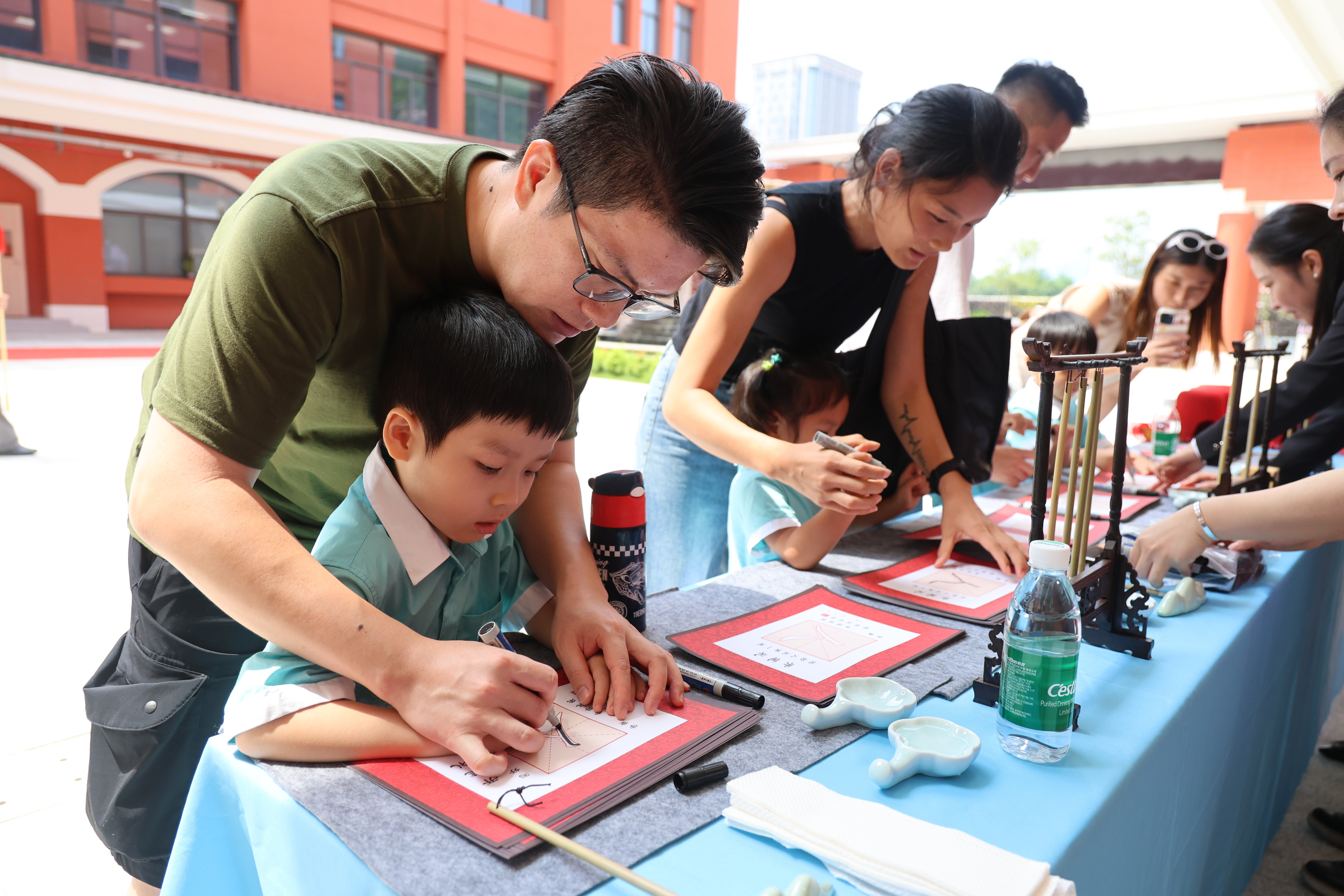 2024年9月3日，在濠江中学附属横琴学校，师生一同参加升旗仪式。南方日报记者 关铭荣 摄 (2)