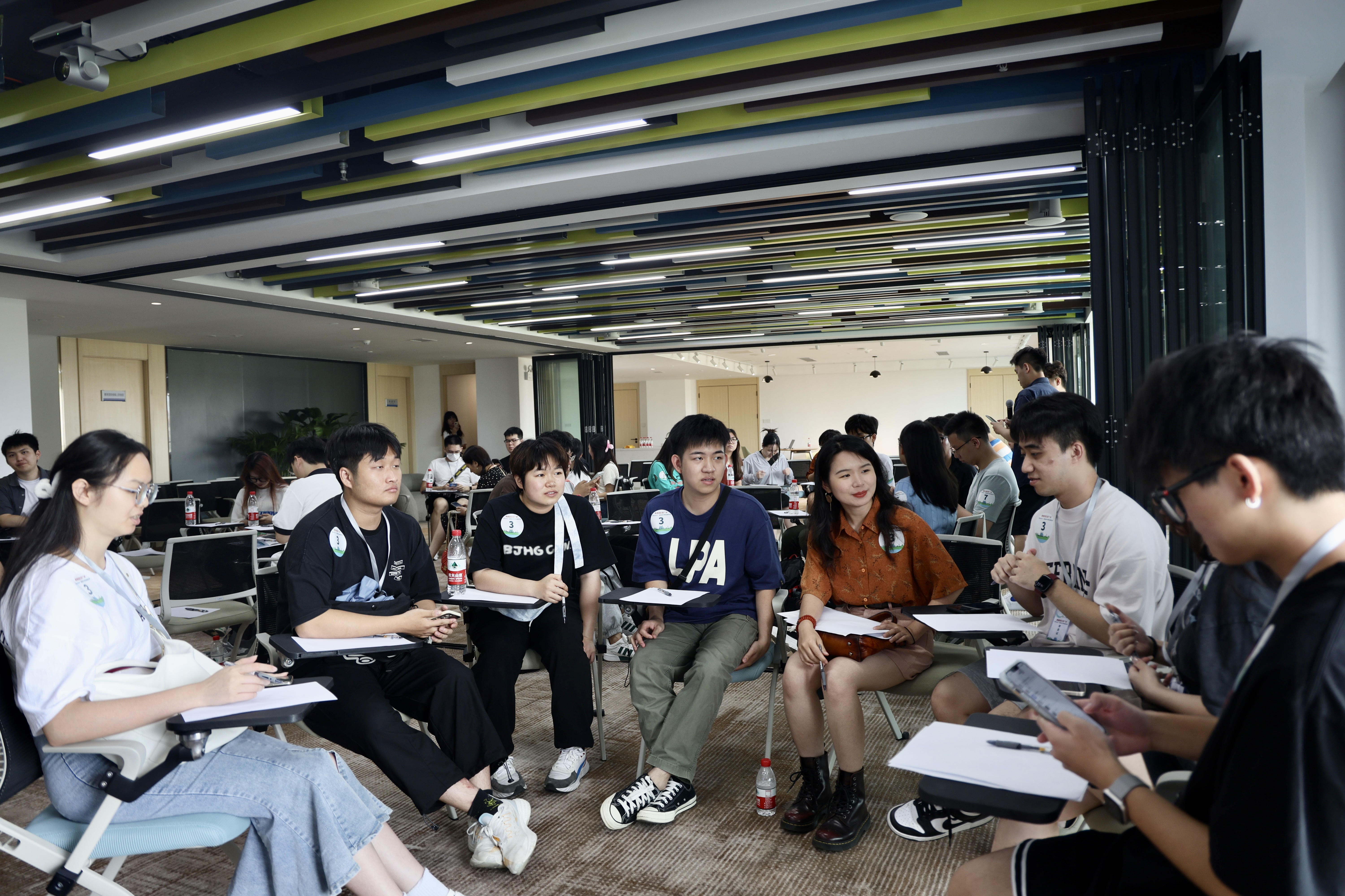 开展港澳青年职场训练营，引入职场技能培训，安排导师提供引导和朋辈帮助