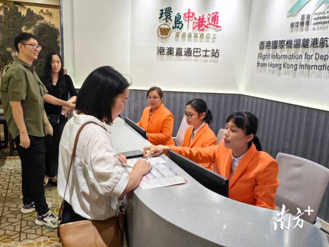 香港国际机场佛山皇冠假日酒店候机楼。南方+ 卢浩能 拍摄